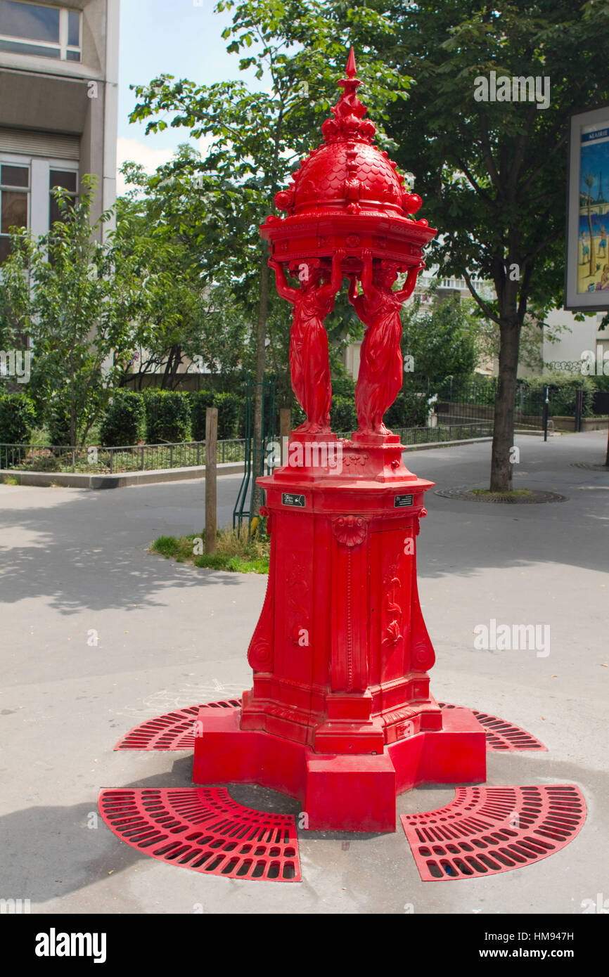 France, Paris, 13e arrondissement, l'Avenue d'Ivry, fontaine Wallace rouge, 2014. Banque D'Images