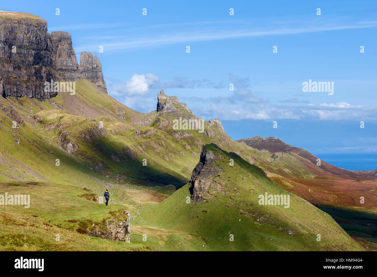 Sur le Quirang sur la Trotternish ridge et au-delà de l'île de Harris, les Highlands écossais, l'île de Skye, Royaume-Uni Banque D'Images