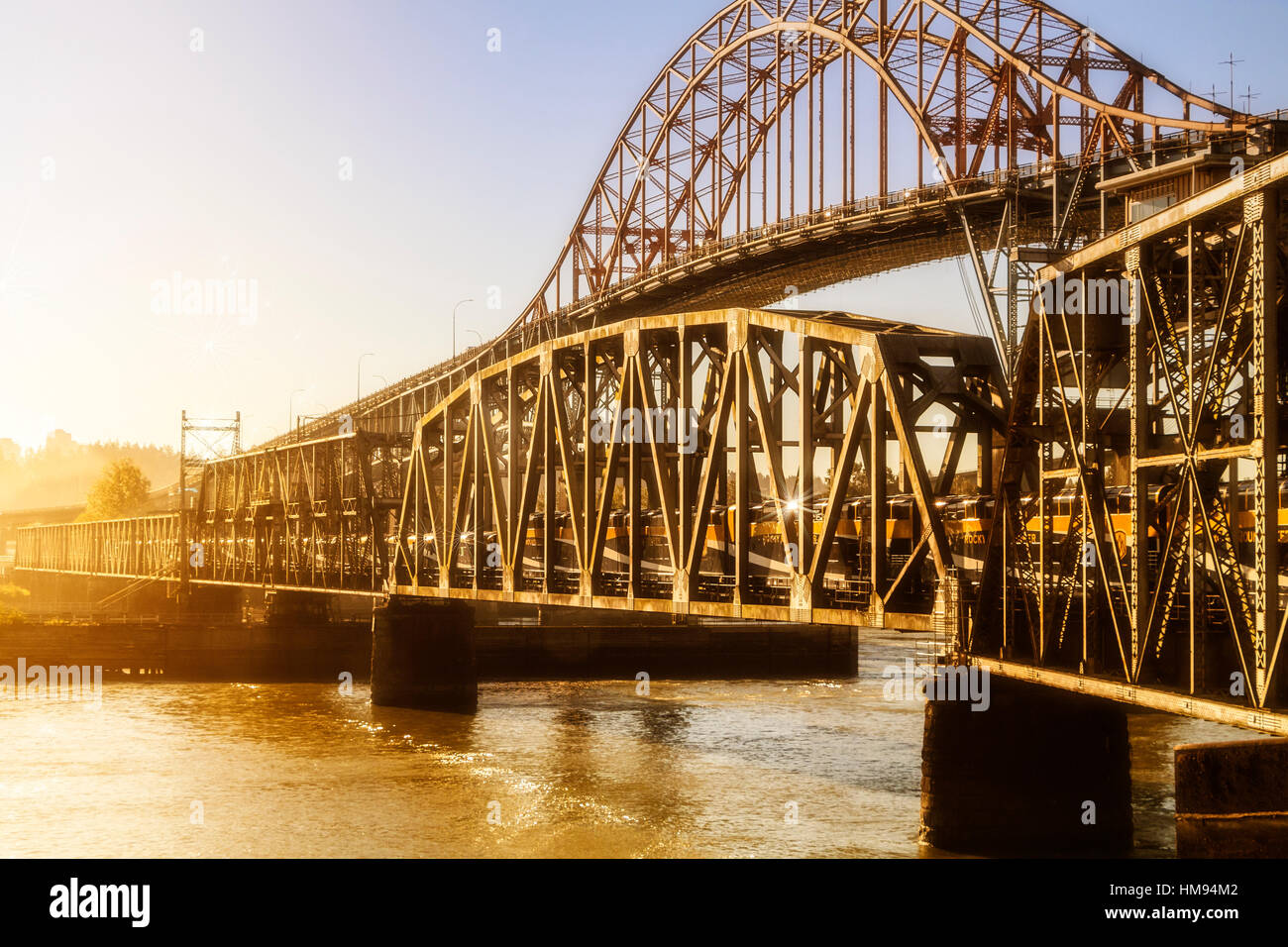 Rocky Mountaineer train traverse la New Westminster Bridge quand il quitte Vancouver, Colombie-Britannique, Canada. Banque D'Images