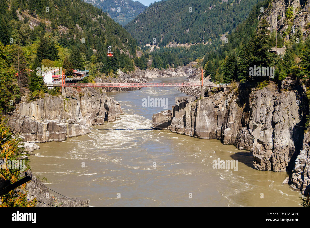 Hell's Gate et du fleuve Fraser en Colombie-Britannique, Canada. Le Tramway Aérien et pont suspendu pour piétons. Banque D'Images Hell's Gate et du fleuve Fraser en Colombie-Britannique, Canada. Le Tramway Aérien et pont suspendu pour piétons. Banque D'Images