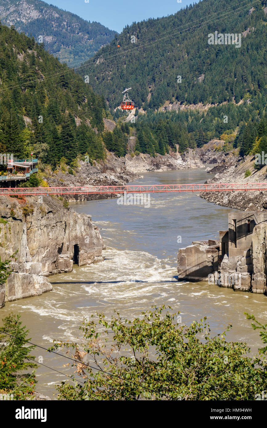 Hell's Gate et du fleuve Fraser en Colombie-Britannique, Canada. Le Tramway Aérien et pont suspendu pour piétons. Banque D'Images Hell's Gate et du fleuve Fraser en Colombie-Britannique, Canada. Le Tramway Aérien et pont suspendu pour piétons. Banque D'Images