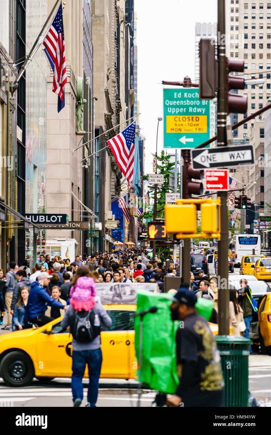 La foule des acheteurs sur la 5e Avenue, Manhattan, New York City, États-Unis d'Amérique, Amérique du Nord Banque D'Images
