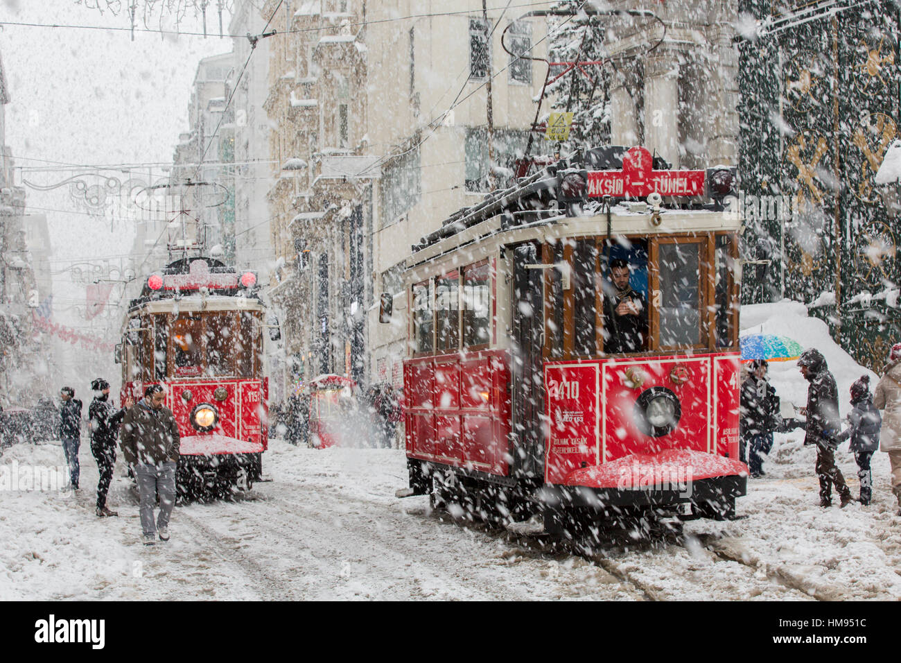 Istanbul, Turquie - 10 janvier 2017 : le tramway et les gens dans la vie quotidienne sous la neige la pluie à la rue Istiklal de Beyoglu, le 10 janvier 2017. Banque D'Images