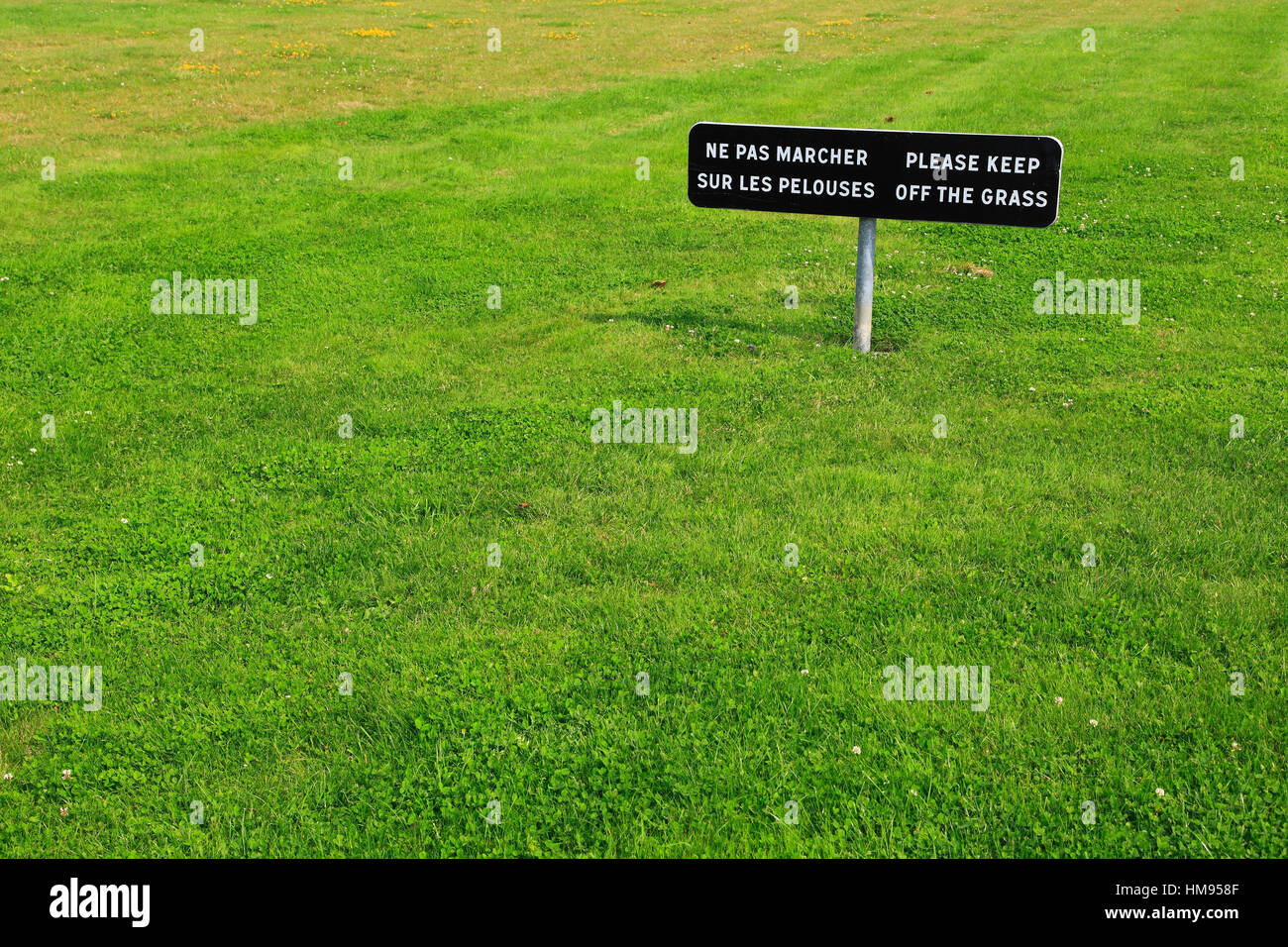 Panneau "se tenir à l'écart l'herbe'. Banque D'Images