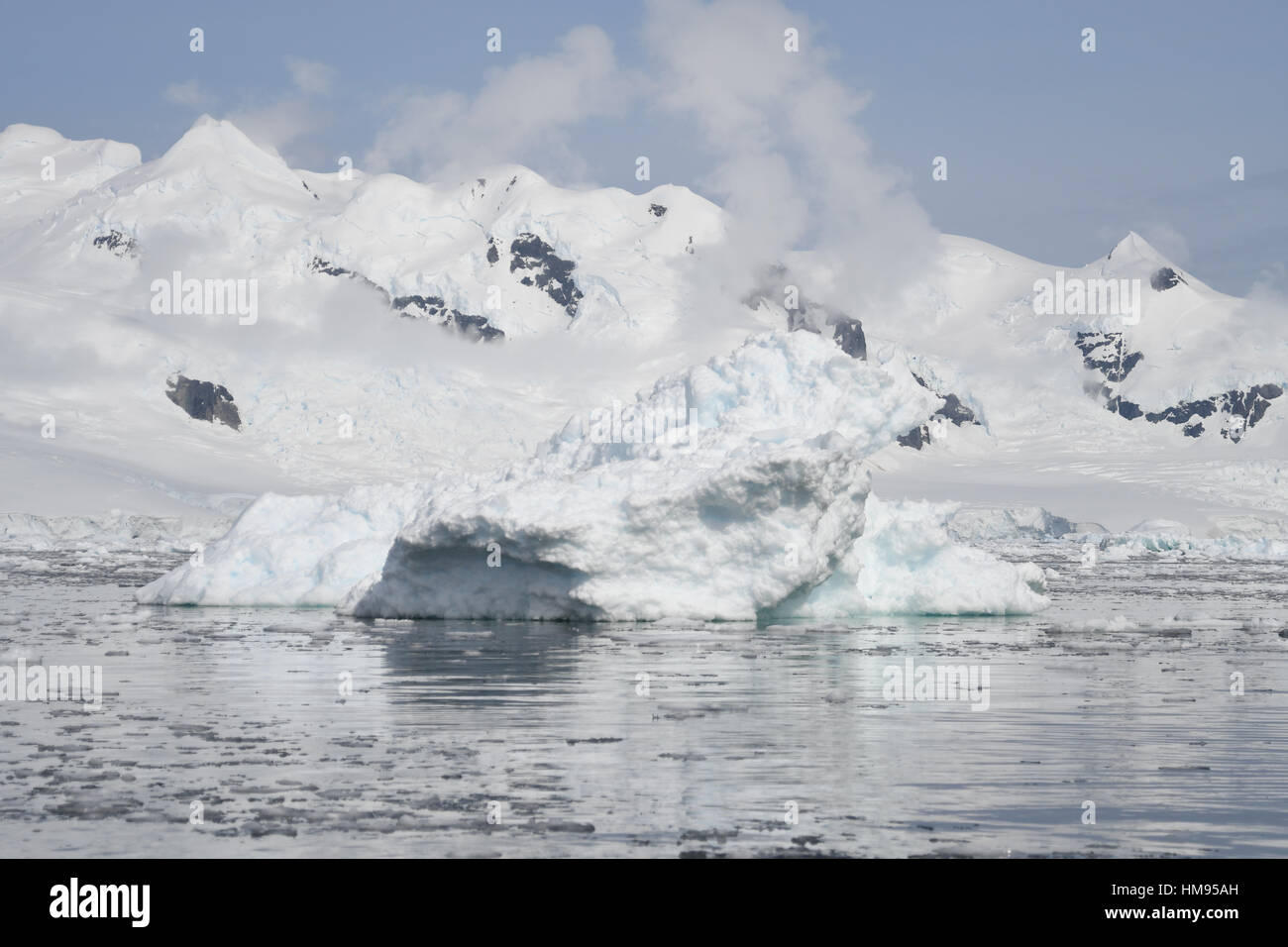 L'Antarctique en décembre avec les icebergs et manchots Banque D'Images