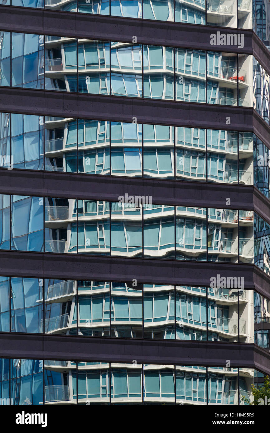 Résumé La réflexion dans le verre et l'acier des tours de Vancouver, Colombie-Britannique, Canada. Banque D'Images