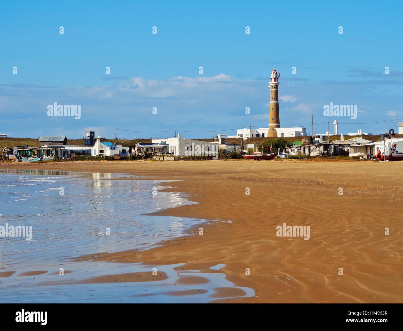 Vue sur la plage vers le phare, Cabo Polonio, Rocha, Ministère de l'Uruguay, Amérique du Sud Banque D'Images