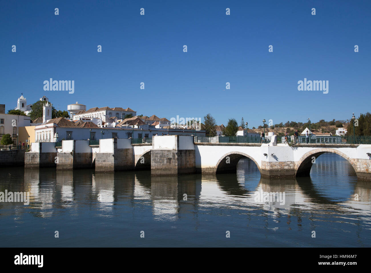 Pont romain sur la rivière in the Golfer's Paradise, Tavira, Algarve, Portugal Banque D'Images