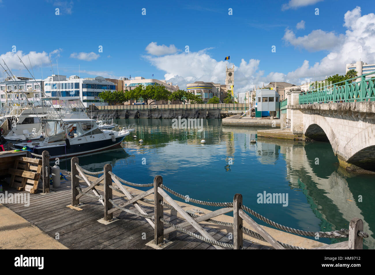 Bâtiment du Parlement et Constitution River, Bridgetwon, St Michael, à la Barbade, Antilles, Caraïbes, Amérique Centrale Banque D'Images