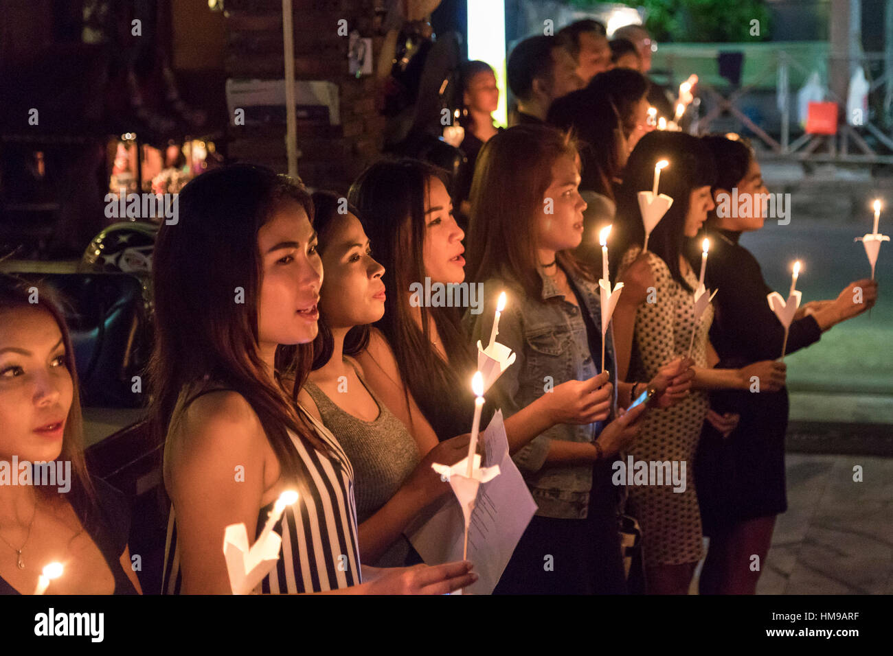 Thai girl pleureuses chantent sur l'anniversaire du roi Bhumibol Adulyadej, Bangkok, Thaïlande Banque D'Images