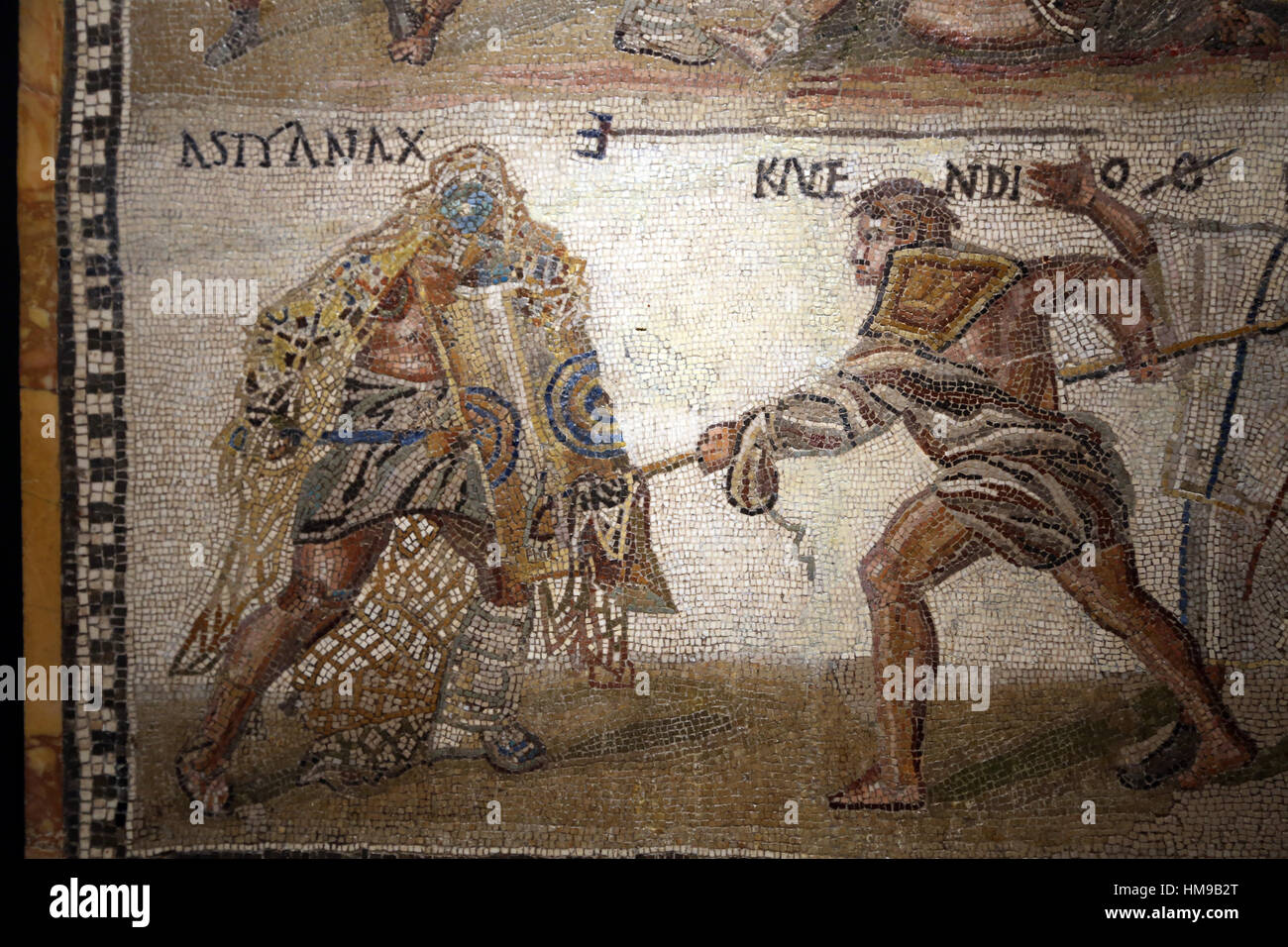 Secutor versus retiarius (net-fighter). Mosaïque. La pierre calcaire. 3e siècle. Rome. Détail cadre inférieur. Le retiarius Kalendio capture le seculor Astyanax Banque D'Images
