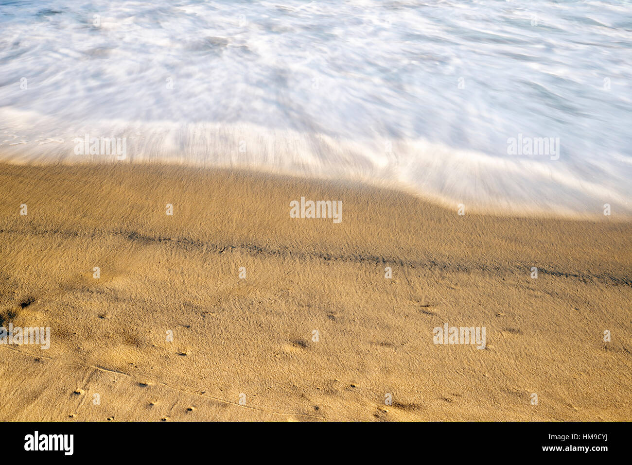 Plage, sable, vague et motion. longue exposition de droit. Banque D'Images