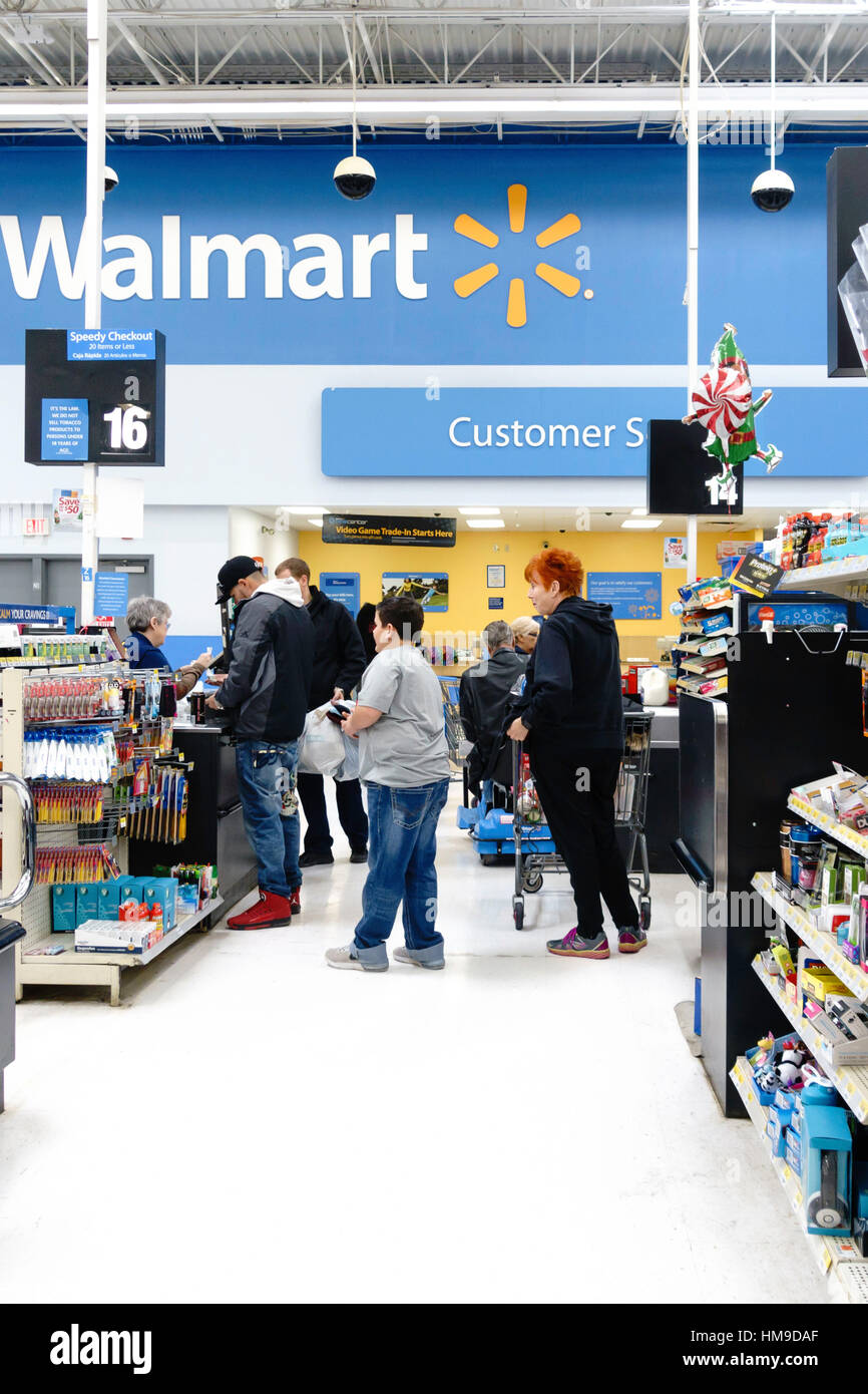 Les personnes qui sont en caisse ou qui font la file d'attente dans un magasin Walmart. Oklahoma, États-Unis. Banque D'Images