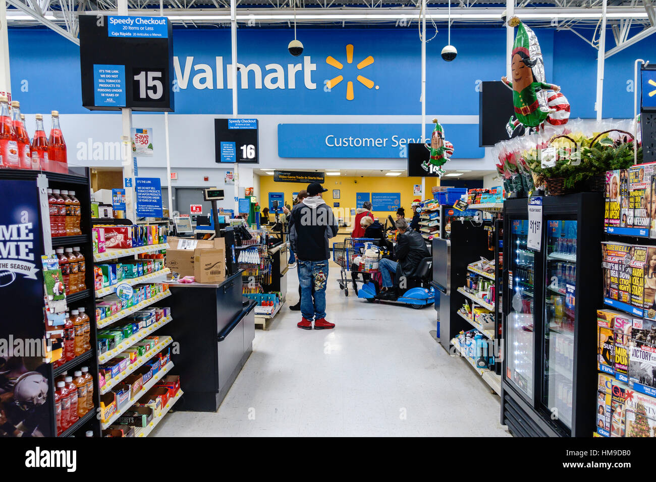Les gens dans une ligne de contrôle dans un super magasin Walmart. New York, USA. Banque D'Images