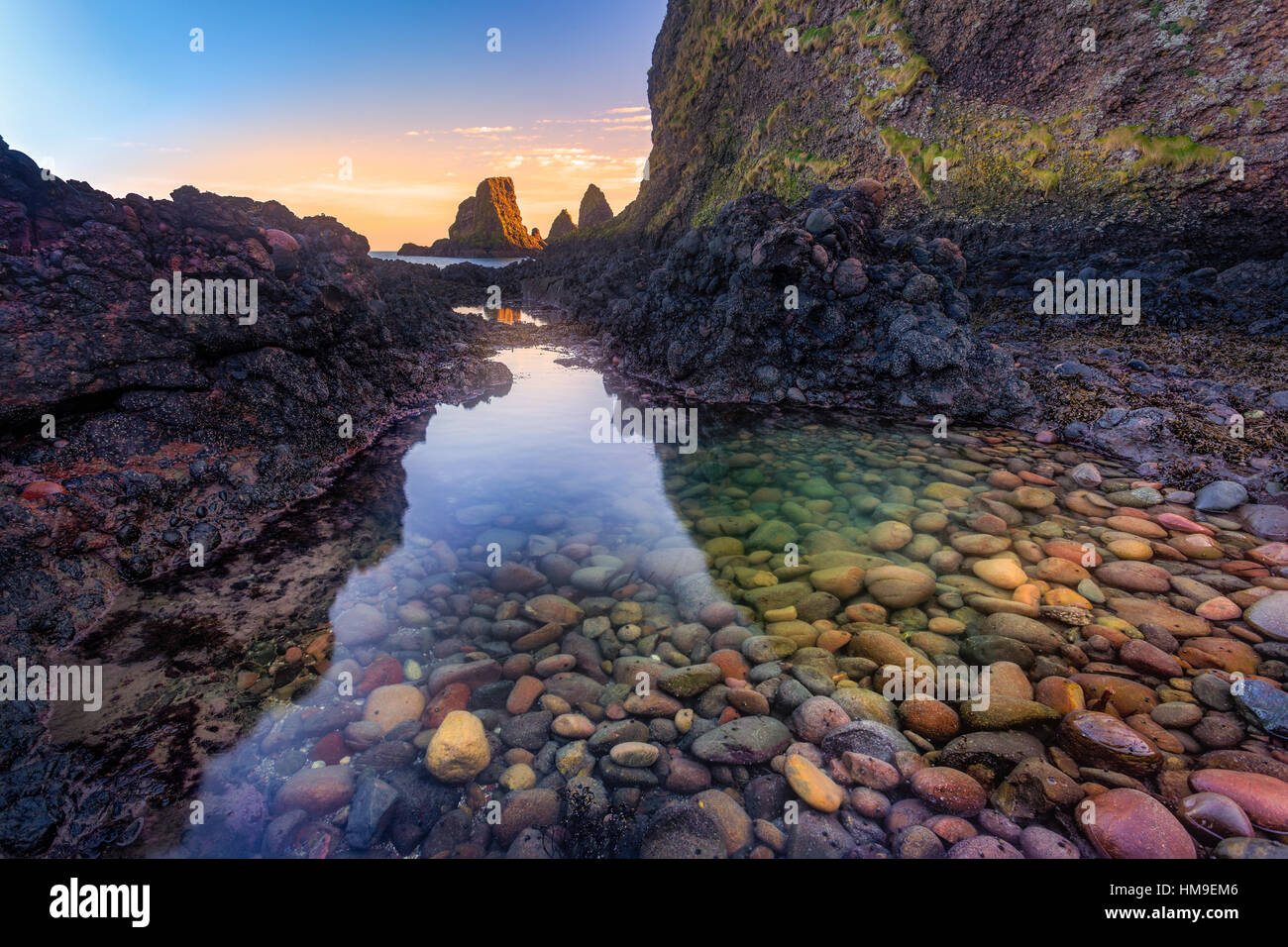 Lever du soleil à Dunnotar Castle Bay, en Écosse. Banque D'Images