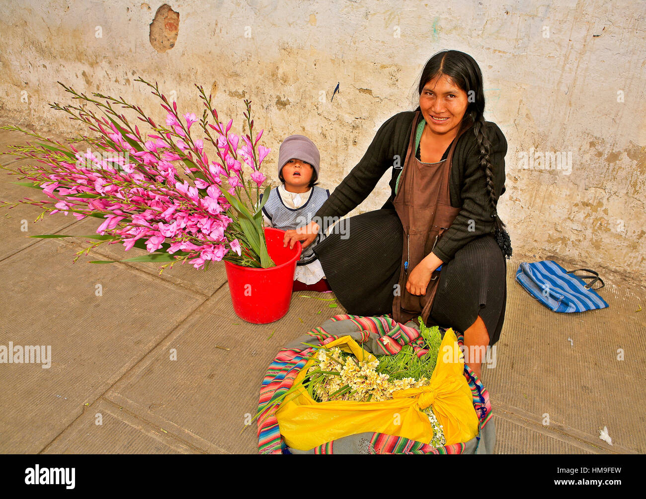 Vendeuse de fleurs avec enfant, Sucre, Bolivie Banque D'Images