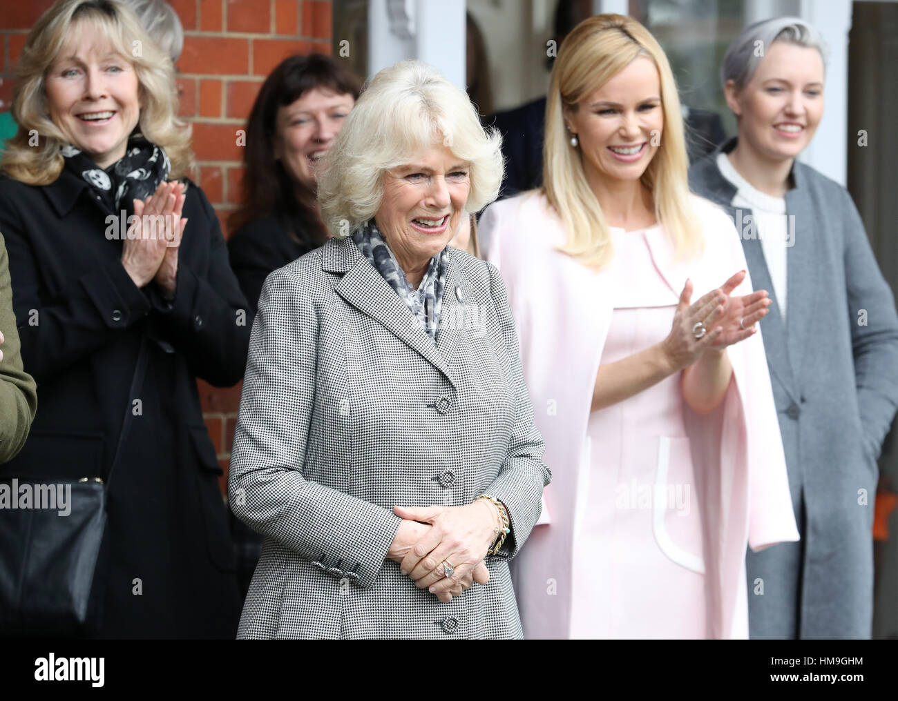 La duchesse de Cornouailles, avec Amanda Holden, montres son chien Beth concurrencer un cours d'agilité lors de sa visite au Battersea Dogs and Cats Home's Centre à Old Windsor. Banque D'Images