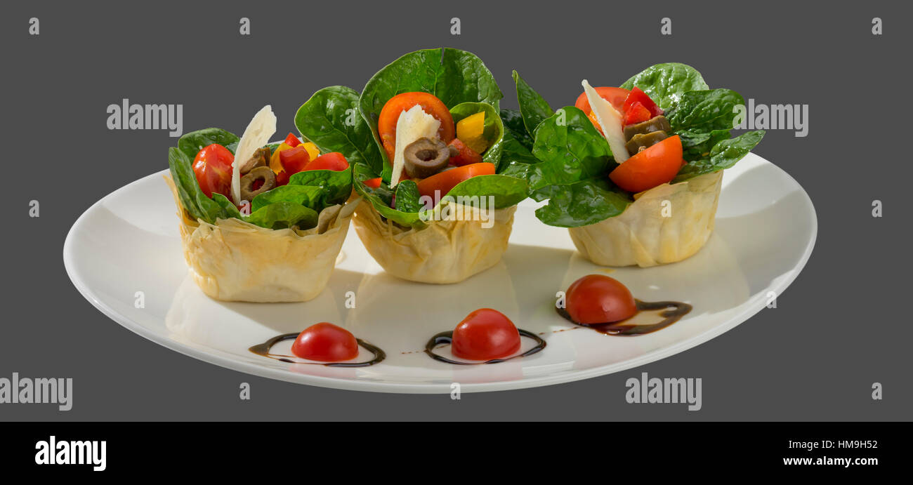 Salade de légumes servis dans des paniers de pâtisserie Banque D'Images