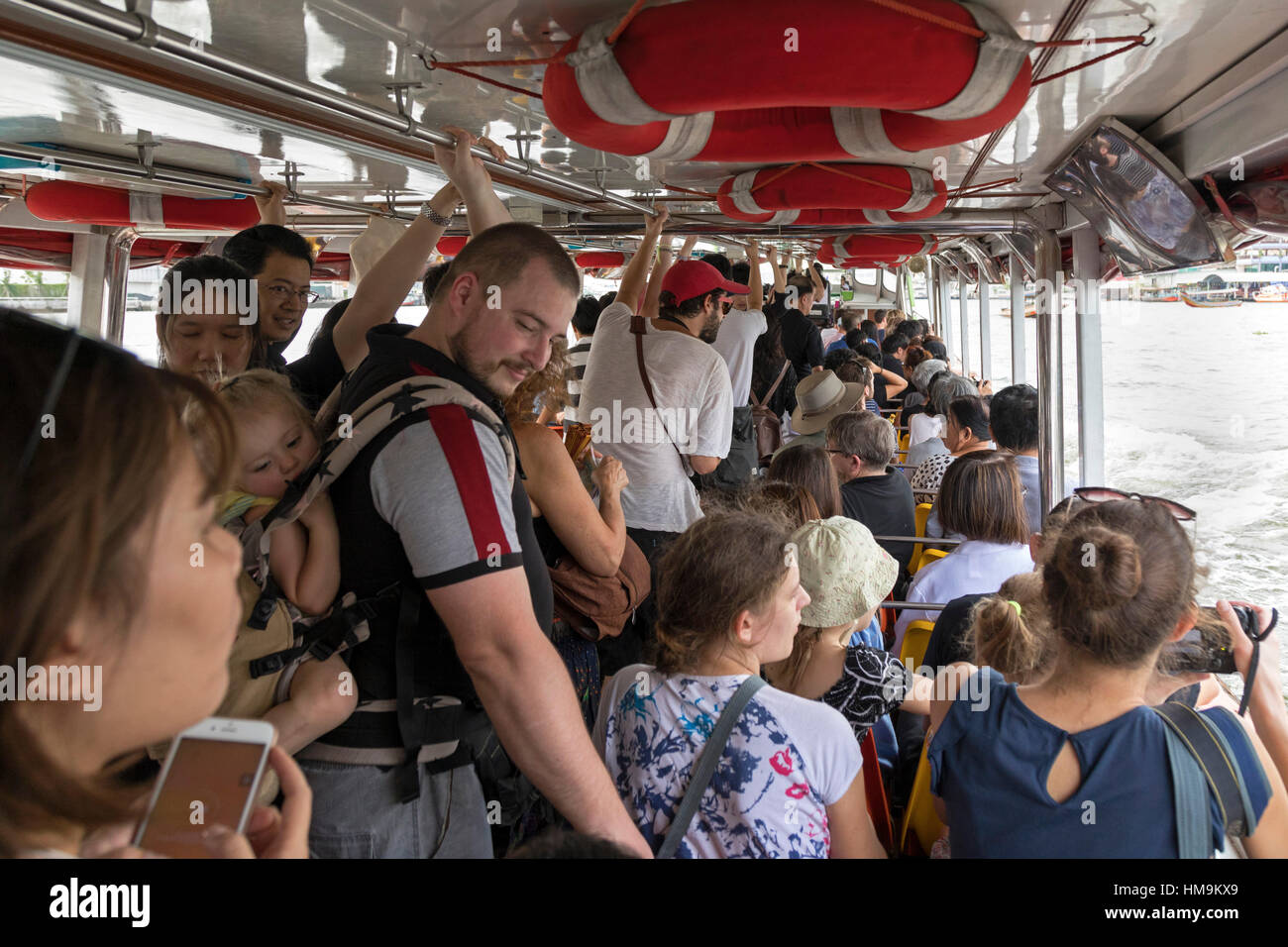Les passagers et les touristes en bateau sur la rivière Chao Phraya, Bangkok, Thaïlande Banque D'Images