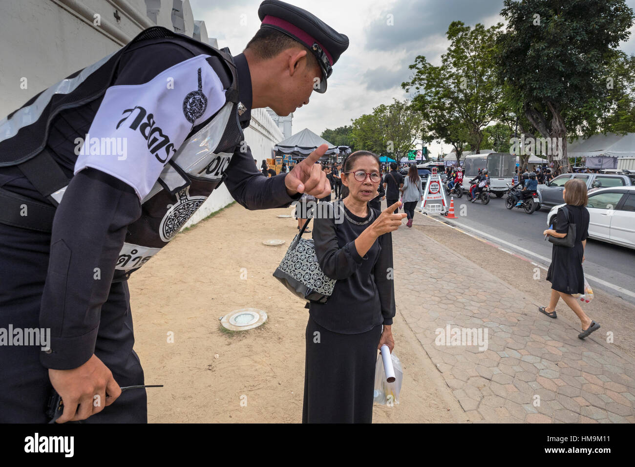 La police et les pleureuses pour feu le Roi Bhumibol Adulyadej à Grand Palace, Bangkok, Thaïlande Banque D'Images
