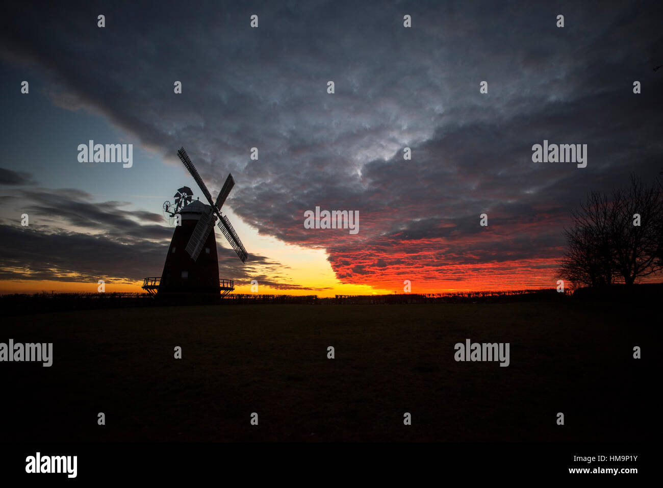 Thaxted moulin contre un coucher de soleil d'hiver de maquereaux ciel. 18 janvier 2017 Le 19e siècle John Webb's moulin à Thaxted du north Essex contre un wi Banque D'Images