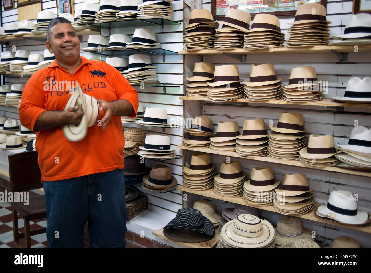 Victor's Panama Shop. Hut shop. Le Panama est un chapeau de paille traditionnel qui est réellement fait en Équateur, Panama pas. Ils sont de couleur de lumière Banque D'Images