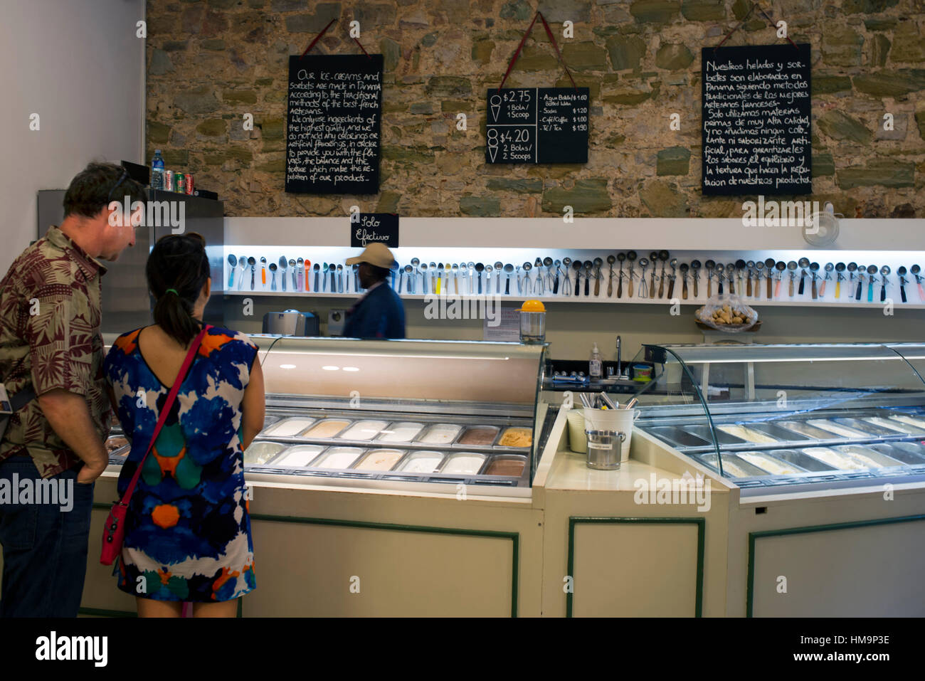 Ice Cream Shoppe de Gran Clement. Le Panama. Manger. Ice Cream Shoppe de Gran Clement, Panama, Panama. Gâteries tropicales. L'homme et la femme des glaces provenant de l'achat Banque D'Images