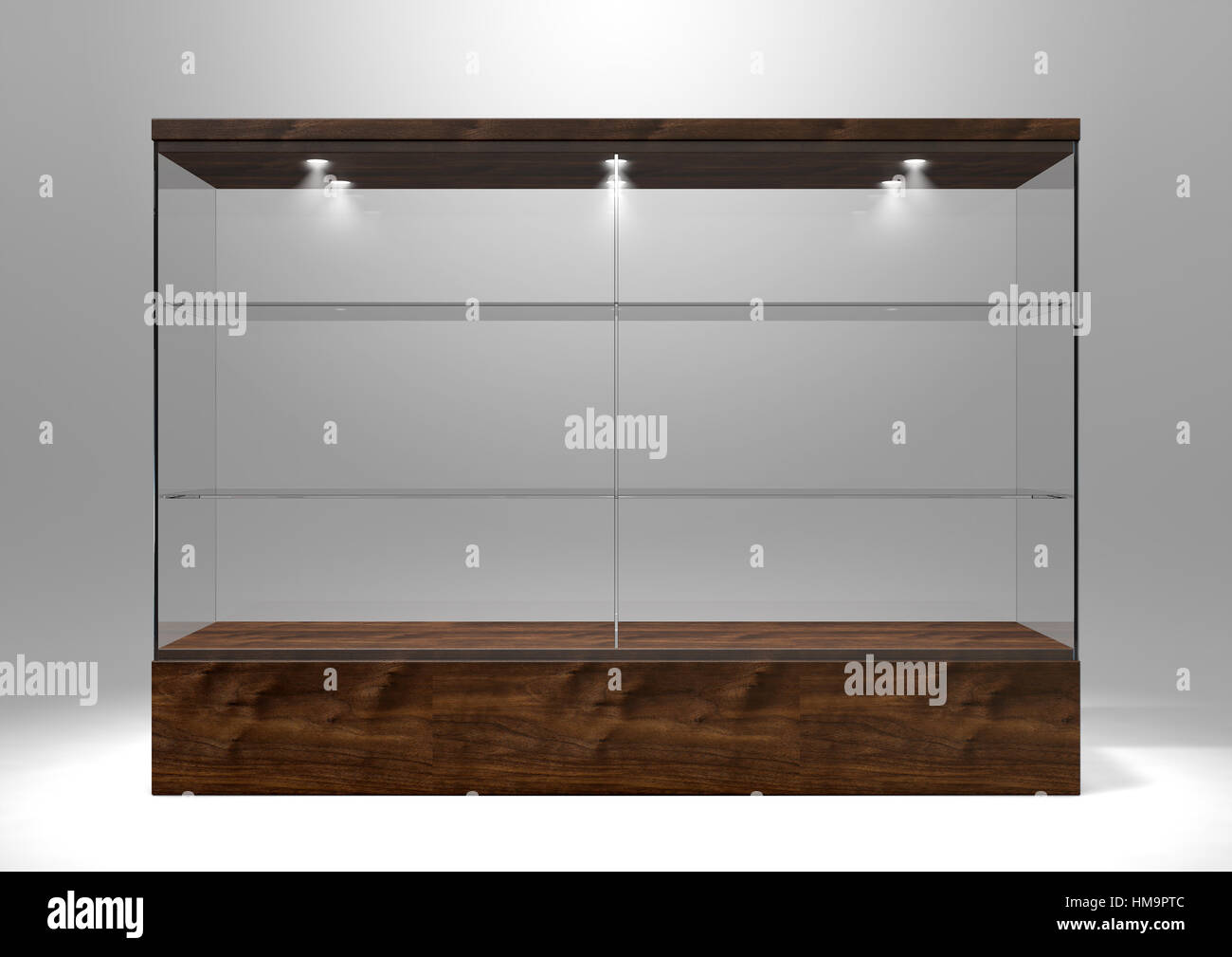 Un écran en verre rectangulaire vide armoire avec base en bois et couvercle et étagères en verre sur un fond de studio isolé - le rendu 3D Banque D'Images