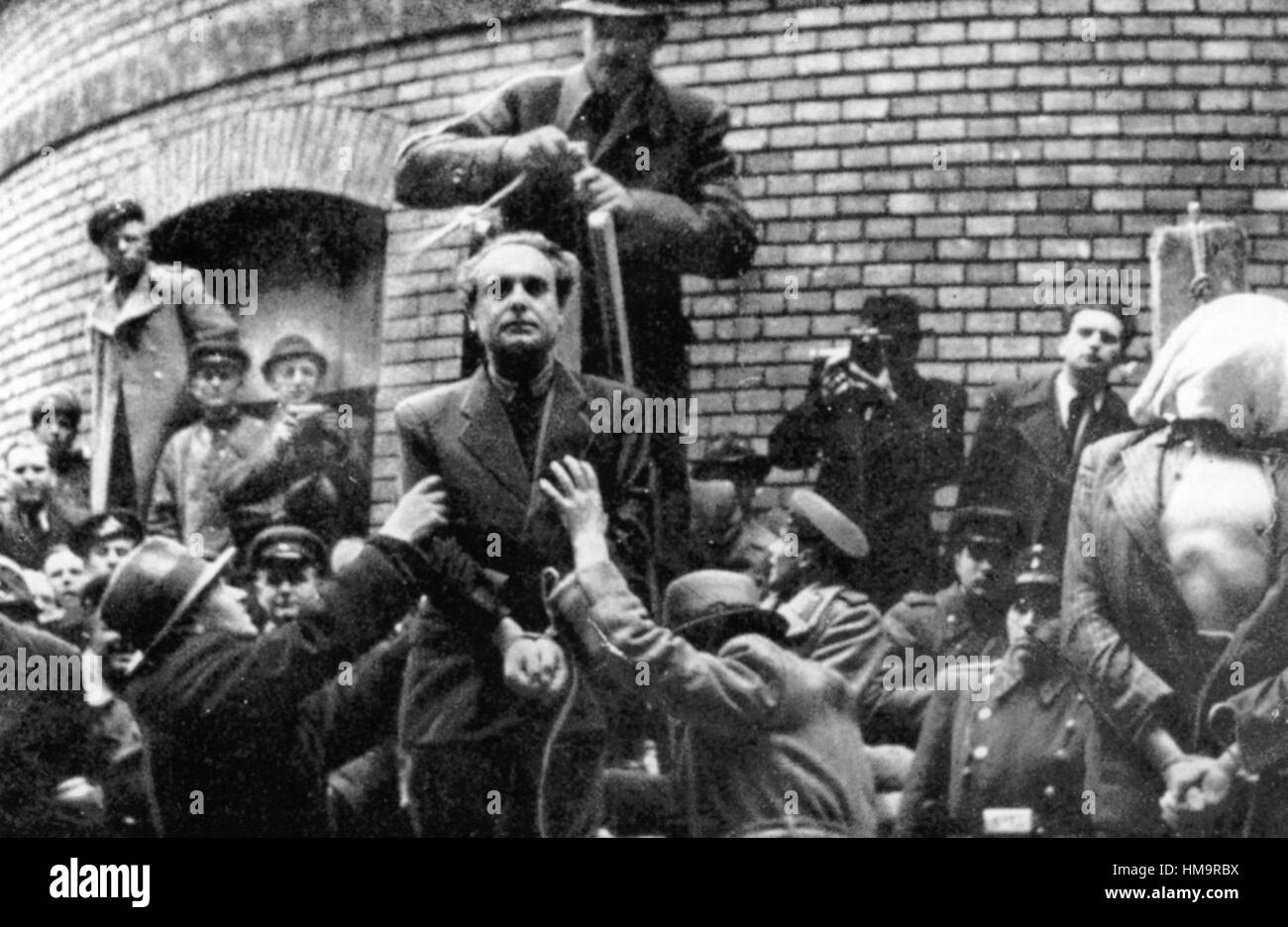 FERENC SZÁLASI (1897-1946) chef du parti des Croix fléchées hongroises est rongeur garrotté le 28 mars 1945. Un autre membre du parti est mort à droite. Banque D'Images