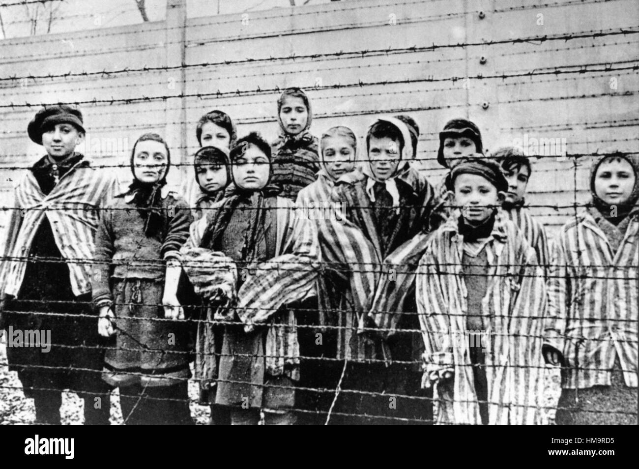 CAMP DE CONCENTRATION D'AUSCHWITZ encore du film de l'armée soviétique sur les femmes et les enfants encore en état de choc après la libération de l'Armée rouge en janvier 1945 Banque D'Images