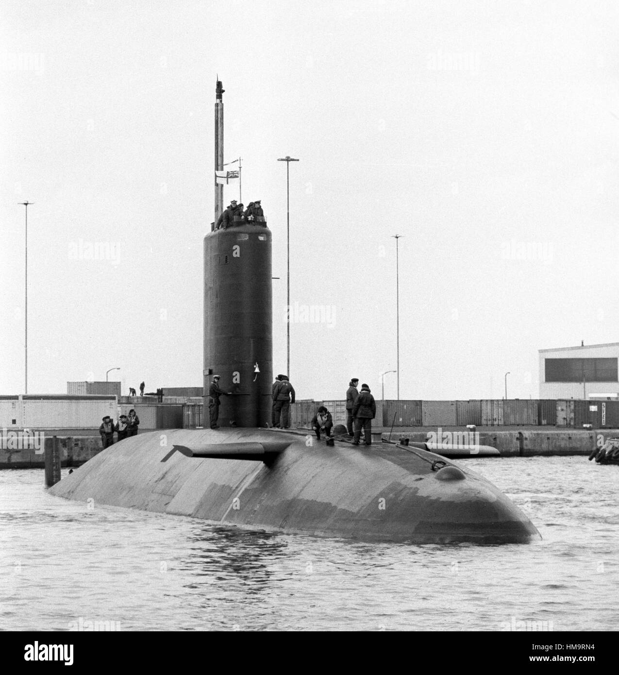 Le HMS Courageous, un de la Royal Navy huit sous-marins de la flotte, couchettes dans le Queen Elizabeth Dock à son arrivée pour une visite à Hull. Banque D'Images