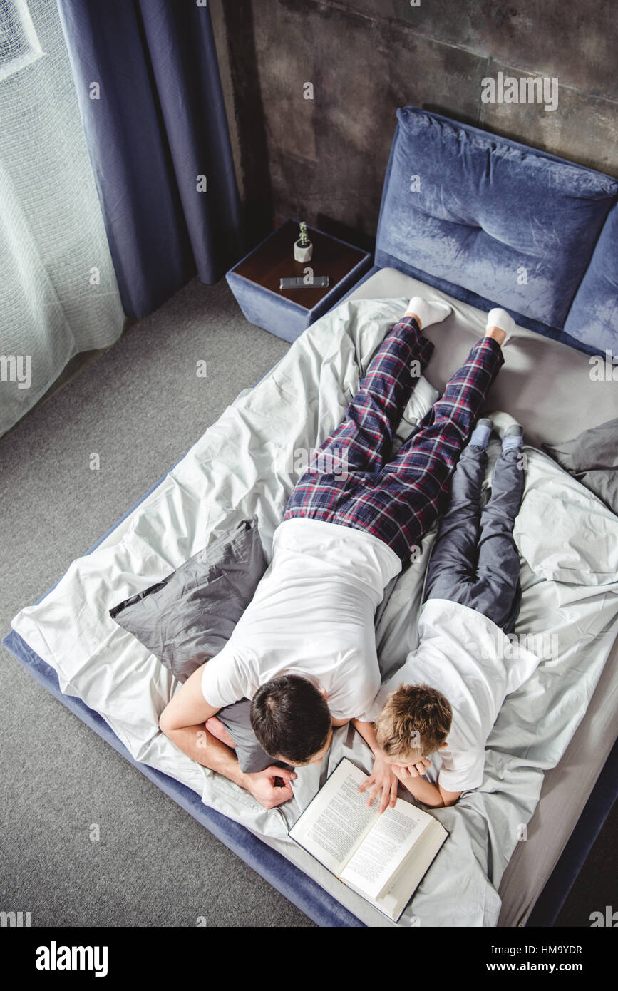 Père et fils reading book Banque D'Images