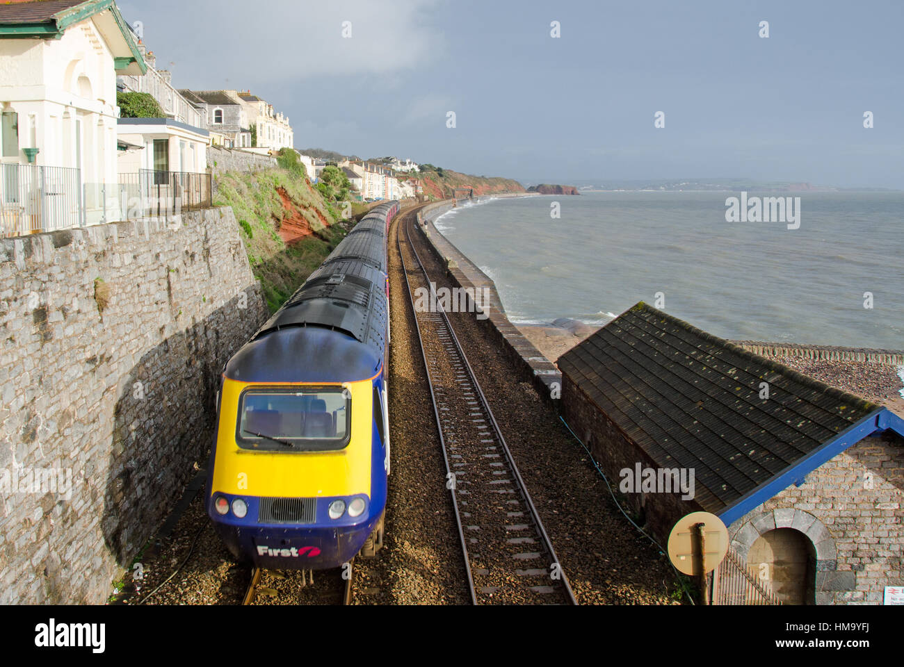 Une première grande catégorie 43 de l'Ouest Train à grande vitesse entre Dawlish Dawlish Warren, et Devon. Dans l'arrière-plan est Langstone Rock. Banque D'Images