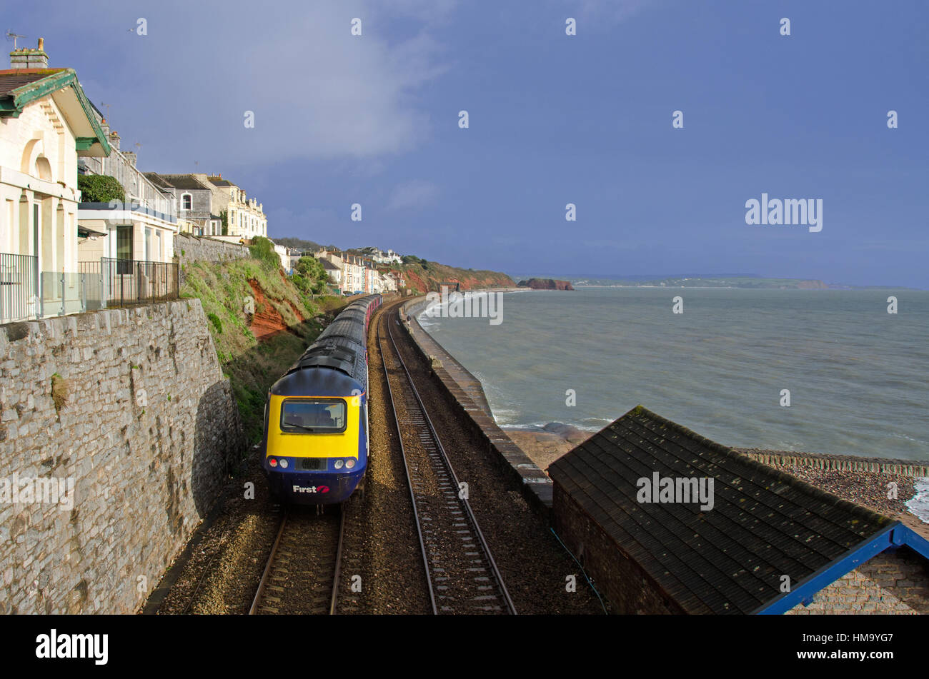 Une première grande catégorie 43 de l'Ouest Train à grande vitesse entre Dawlish Dawlish Warren, et Devon. Dans l'arrière-plan est Langstone Rock. Banque D'Images