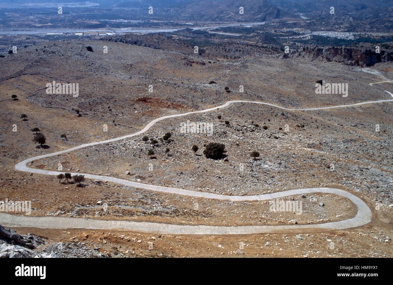 Une route qui serpente sur le mont Profitis Ilias, l'île de Rhodes, Grèce. Banque D'Images