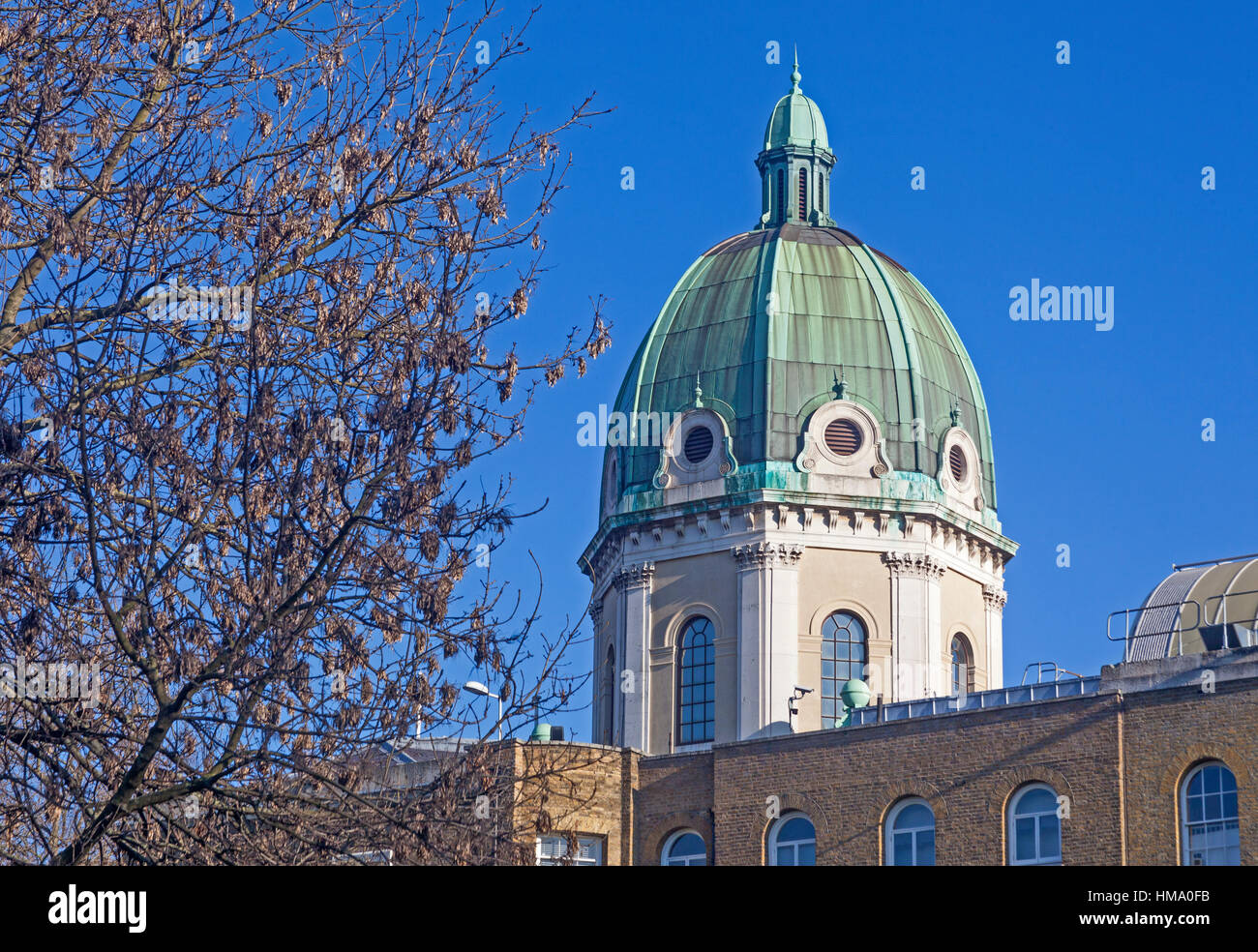 London, Southwark le dôme de cuivre-couverts de l'Imperial War Museum de Geraldine Mary Harmsworth Park Banque D'Images