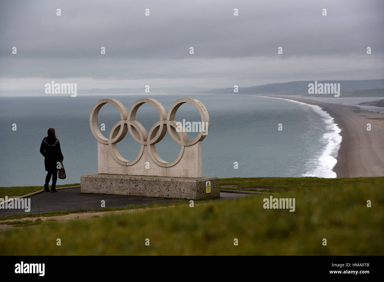 Anneaux olympiques sur Portland, Dorset donnant sur la plage de Chesil. Banque D'Images