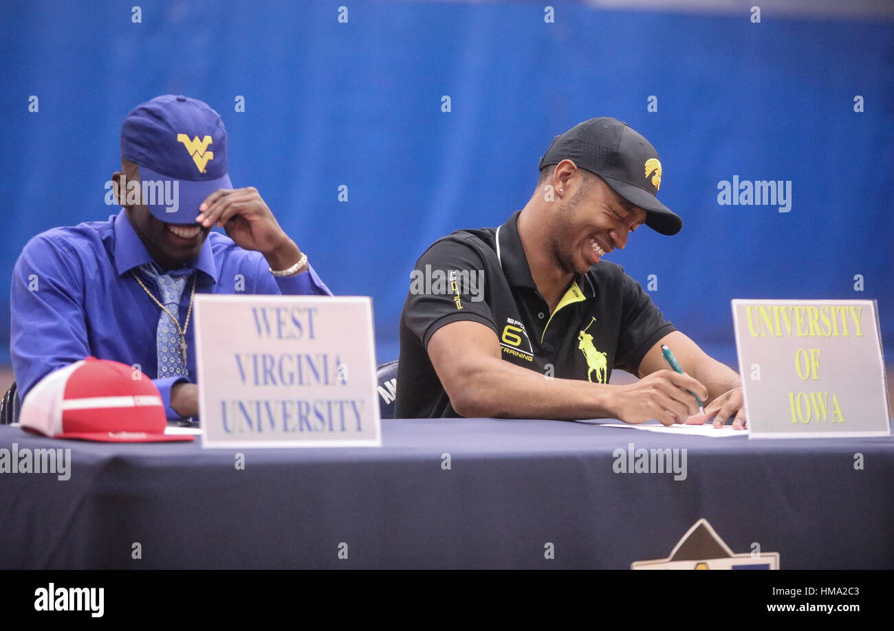 En Floride, aux États-Unis. 1er février, 2017. (L-r) les joueurs de football Alec Sinkfield et Josh Turner partager un rire pendant la journée nationale de signature à l'American Heritage high school, le Mercredi, Février 1, 2017. Sinkfield a choisi d'assister à la West Virginia et Turner ont choisi d'assister à l'Iowa. Credit : Damon Higgins/Le Palm Beach Post/ZUMA/Alamy Fil Live News Banque D'Images