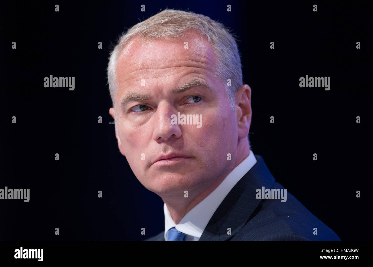 Francfort, Allemagne. Le 11 mai, 2016. ARCHIVE - Carsten Kengeter, président de la Bourse allemande Groupe s'assoit au cours d'une de ses principales assemblées de Francfort, Allemagne, 11 mai 2016. Le ministère public de Francfort étudie contre Kengeter concernant l'achat d'actions de la compagnie de Dax. Photo : Boris Roessler/dpa/Alamy Live News Banque D'Images