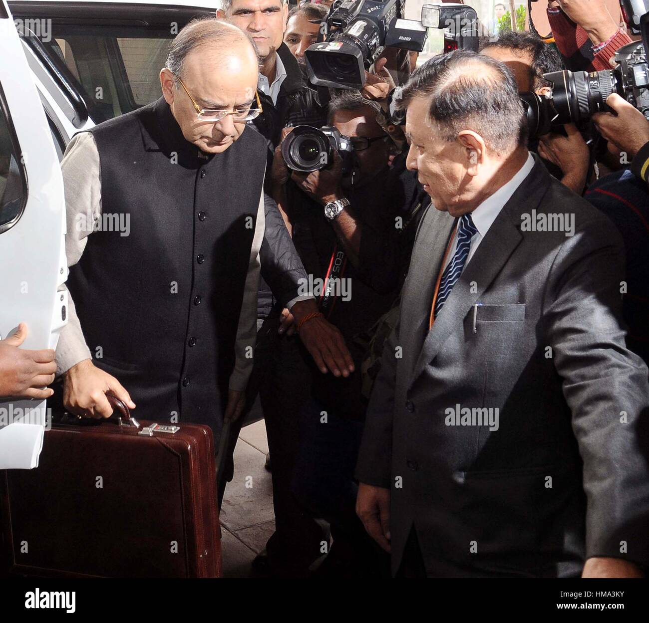 New Delhi, Inde. 1er février 2017. Le ministre des Finances indien Jaitley porte le porte-documents contenant le budget fédéral comme il arrive à la Chambre du Parlement indien le 1 février 2017 à New Delhi, en Inde. Le budget est très attendu après la démonétisation désastreuse par programme Premier ministre Narendra Modi. Credit : Planetpix/Alamy Live News Banque D'Images