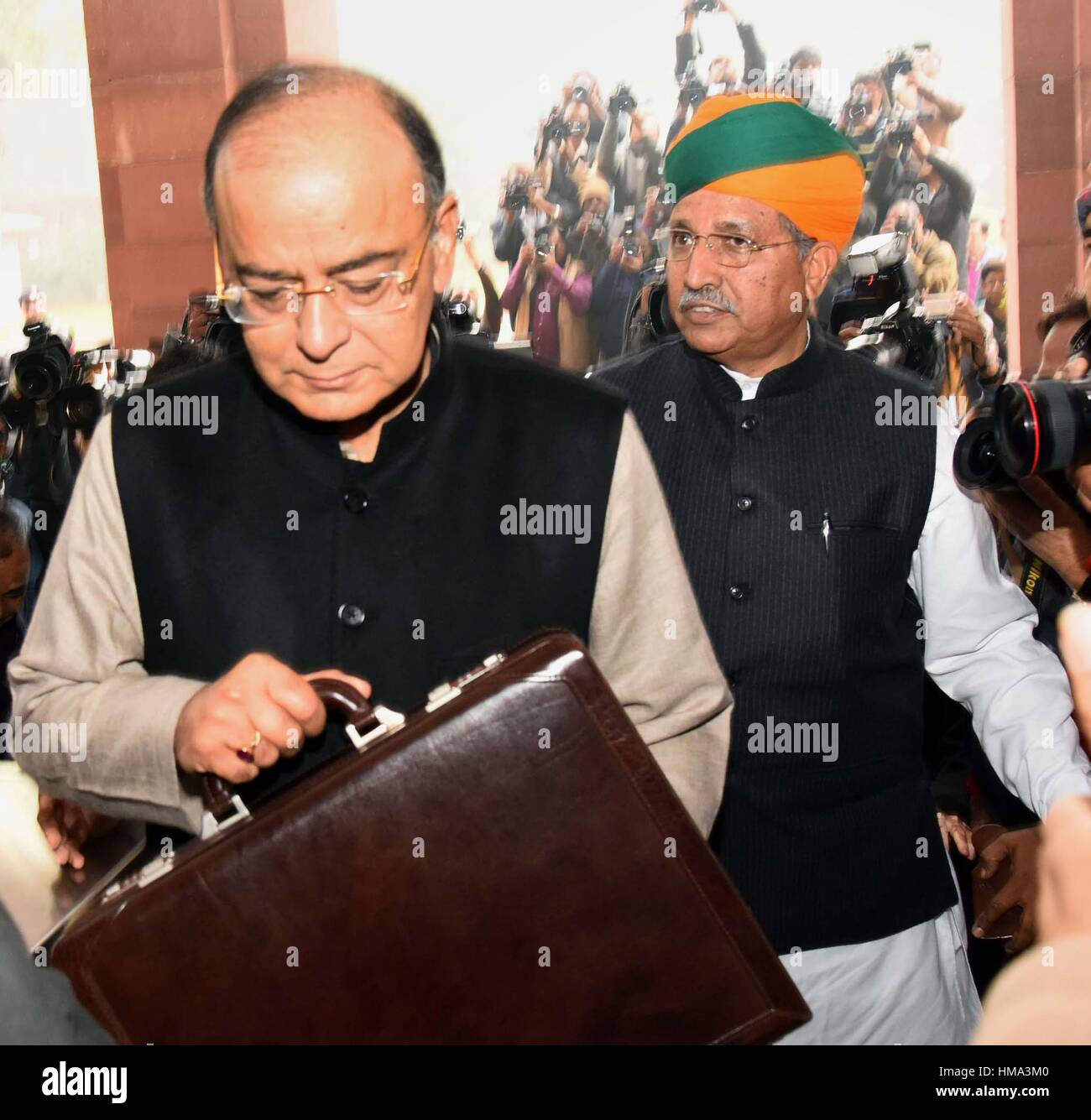 New Delhi, Inde. 1er février 2017. Le ministre des Finances indien Jaitley, gauche, porte la mallette contenant le budget fédéral comme il arrive avec le ministre des Finances de l'État à l'Indian Meghwal Ram La Maison du Parlement le 1 février 2017 à New Delhi, en Inde. Le budget est très attendu après la démonétisation désastreuse par programme Premier ministre Narendra Modi. Credit : Planetpix/Alamy Live News Banque D'Images