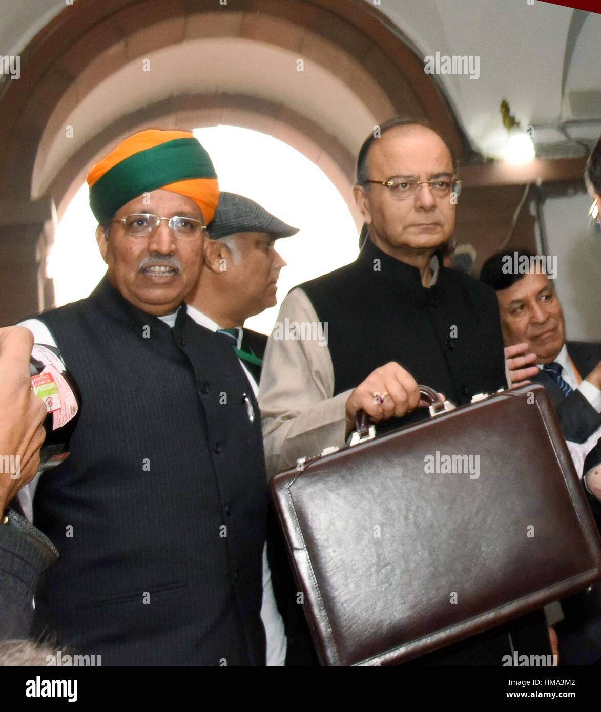 New Delhi, Inde. 1er février 2017. Le ministre des Finances indien Jaitley, droit, porte le porte-documents contenant le budget fédéral comme il arrive avec le ministre des Finances de l'État à l'Indian Meghwal Ram La Maison du Parlement le 1 février 2017 à New Delhi, en Inde. Le budget est très attendu après la démonétisation désastreuse par programme Premier ministre Narendra Modi. Credit : Planetpix/Alamy Live News Banque D'Images