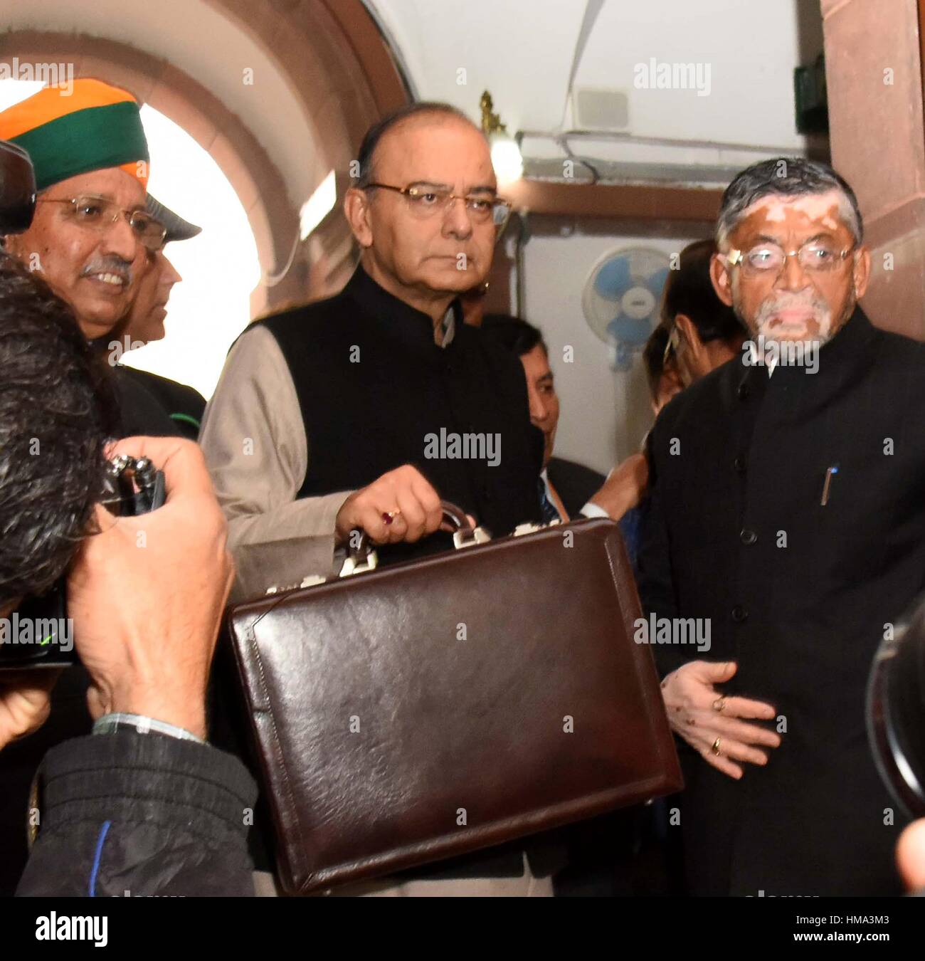 New Delhi, Inde. 1er février 2017. Le ministre des Finances indien Jaitley, droit, porte le porte-documents contenant le budget fédéral comme il arrive avec le ministre des Finances de l'État à l'Indian Meghwal Ram La Maison du Parlement le 1 février 2017 à New Delhi, en Inde. Le budget est très attendu après la démonétisation désastreuse par programme Premier ministre Narendra Modi. Credit : Planetpix/Alamy Live News Banque D'Images