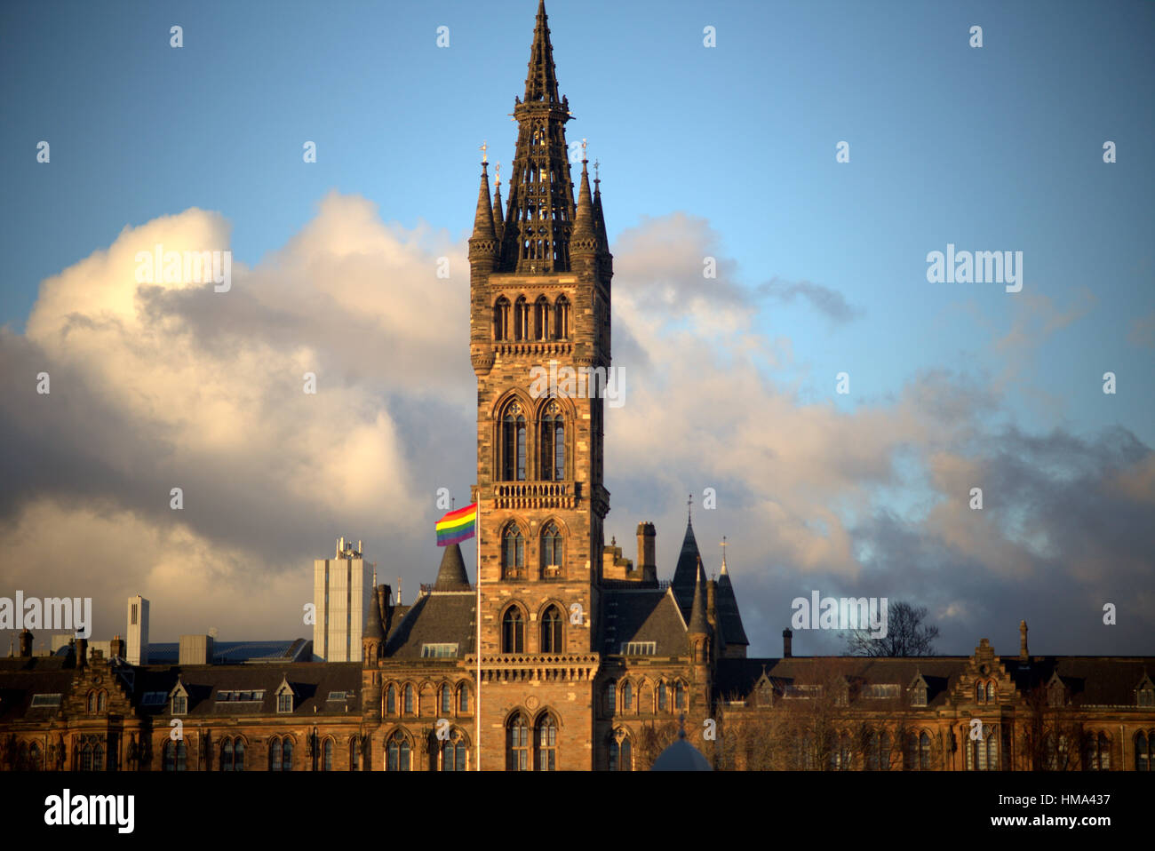 Glasgow, Écosse, Royaume-Uni 1er février une fois de plus l'Université de Glasgow est levée du drapeau arc-en-ciel pour célébrer le Mois de l'histoire LGBT. Le grand drapeau sera hissé pour la première semaine sur le mât principal avant du sud qui lui confère une grande exposition. Credit : Gérard Ferry/Alamy Live News Banque D'Images