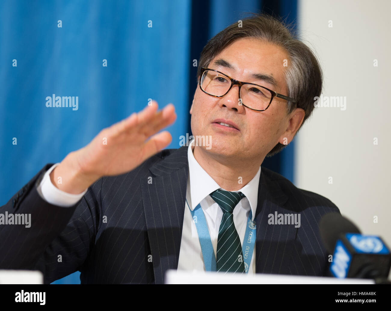 Genève, Suisse. 1er février, 2017. James Zhan, Directeur de l'investissement et l'entreprise à la Conférence des Nations Unies sur le commerce et le développement (CNUCED), les adresses des médias à propos de la publication du Global Investment Trends Monitor à Genève, Suisse, le 1 février 2017. Credit : Xu Jinquan/Xinhua/Alamy Live News Banque D'Images