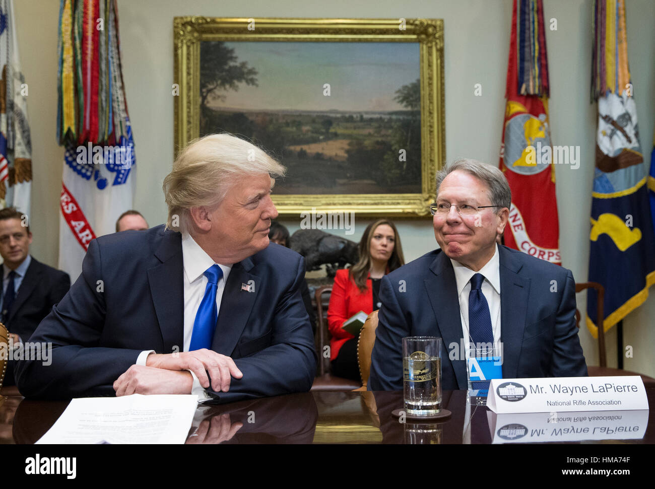 Washington, DC, USA. 06Th Feb 2017. Le Président des Etats-Unis, Donald J. Trump (L) se trouve à côté de Vice-président exécutif et chef de la direction de la National Rifle Association (NRA) Wayne LaPierre (R), au cours d'une réunion sur l'Atout nomination de Neil Gorsuch à la Cour suprême, dans la Roosevelt Room de la Maison Blanche à Washington, DC, USA, 01 février 2017. Crédit : Michael Reynolds/Piscine via CNP - AUCUN FIL SERVICE - Photo : Michael Reynolds/consolidé/dpa/Alamy Live News Banque D'Images