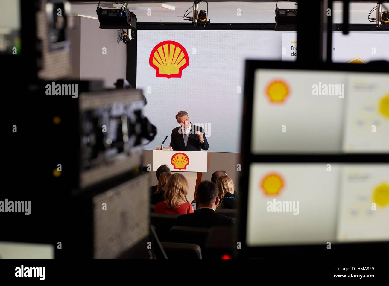 Londres, Royaume-Uni. 2e Février, 2017. Royal Dutch Shell plc a annoncé leur 4ème Trimestre et Année 2016 Résultats. Royal Dutch Shell Directeur général Ben van Buerden a commenté : "Nous remodelons Shell et livré une bonne performance au chapitre des flux de trésorerie disponibles ce trimestre avec plus de 9 milliards de dollars en espèces provenant de l'exploitation. La dette a été réduite et, pour le deuxième trimestre consécutif, les flux de trésorerie plus que couvert notre dividende en espèces…" : Crédit en ligne Bulletin Limited/Alamy Live News Banque D'Images