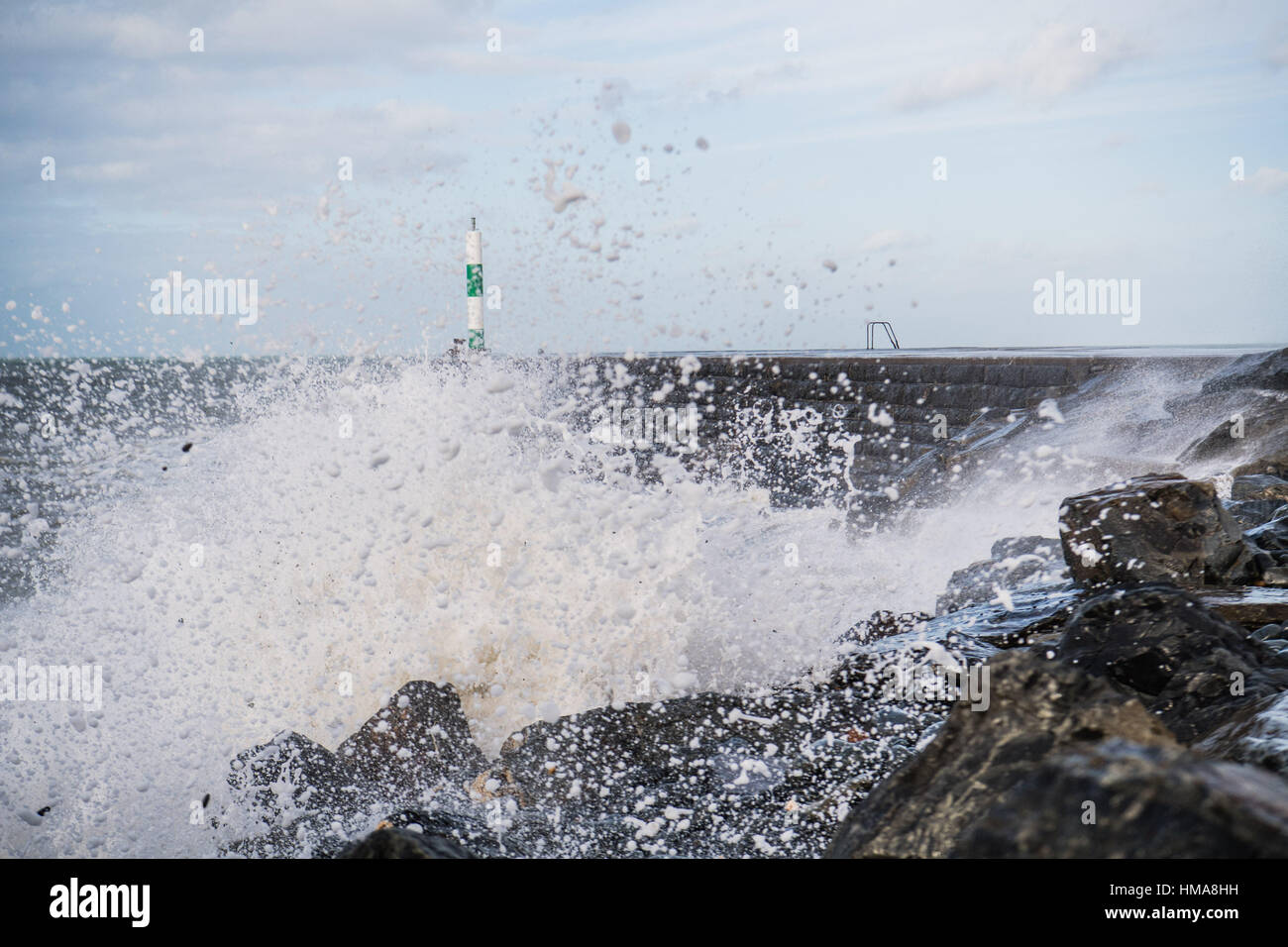 Ceredigion Aberystwyth Wales UK, jeudi 02 février 2017 UK Weather : De forts vents et marées ce matin apporter d'énormes vagues se briser sur la plage et la mer de défense dans l'ouest du pays de Galles Aberystwyth, sur la côte. Plus forte et potentiellement néfaste , avec des rafales de vent supérieures à 60 km/h devraient frapper certaines parties du sud de l'UK Crédit demain : Keith morris/Alamy Live News Banque D'Images