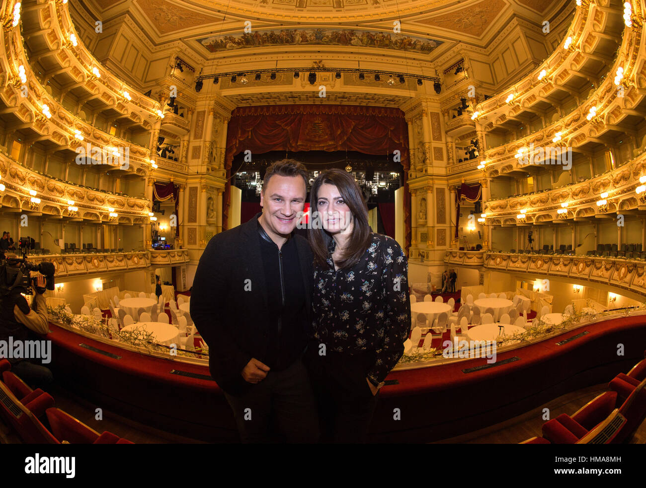 Dresde, Allemagne. 09Th Feb 2017. Le présentateur de télévision gréco-allemande et news anchor Linda Zervakis et la créatrice de mode GUIDO MARIA KRETSCHMER posent pour une photographie dans l'opéra Semper de Dresde, Allemagne, 02 février 2017. Zervakis et Kretschmer présentera l'opéra balle sur le 03.02.17. Photo : Arno Burgi/dpa-Zentralbild/dpa/Alamy Live News Banque D'Images