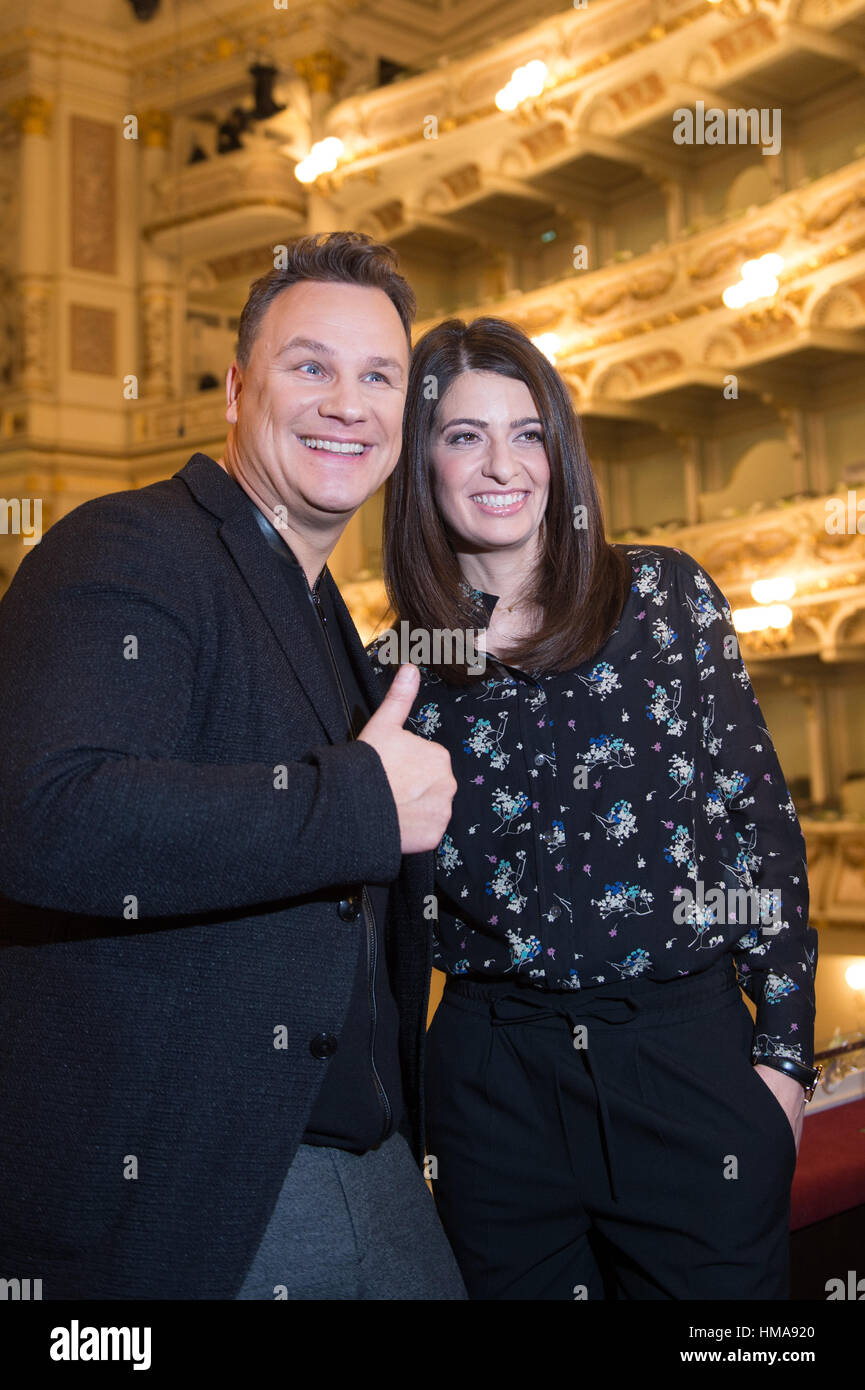 Dresde, Allemagne. 09Th Feb 2017. Le présentateur de télévision gréco-allemande et news anchor Linda Zervakis et la créatrice de mode GUIDO MARIA KRETSCHMER posent pour une photographie dans l'opéra Semper de Dresde, Allemagne, 02 février 2017. Zervakis et Kretschmer présentera l'opéra balle sur le 03.02.17. Photo : Arno Burgi/dpa-Zentralbild/dpa/Alamy Live News Banque D'Images